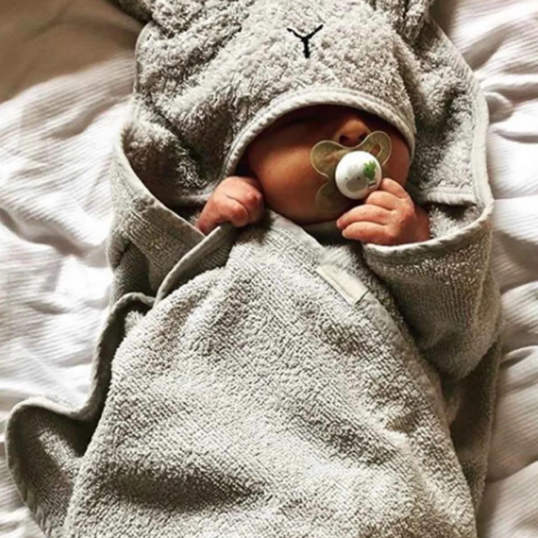 Peškir za bebe s kapuljačom s motivom zeke. Beba umotana u peskiric sa spava