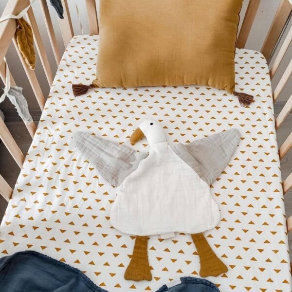 mazilica za bebe sa motivom patke sive boje na krevecu