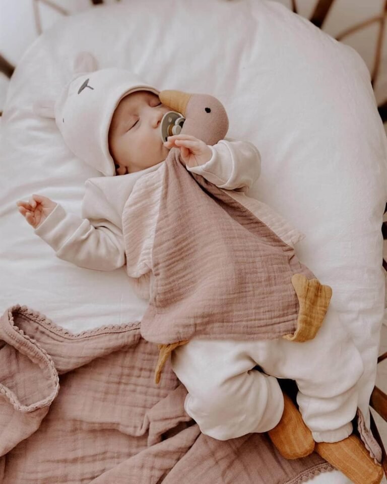 mazilica za bebe sa motivom patke roze boje u zagrljaju bebe koja spava