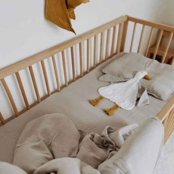 posteljina za bebe od muslina sive boje na krevecu