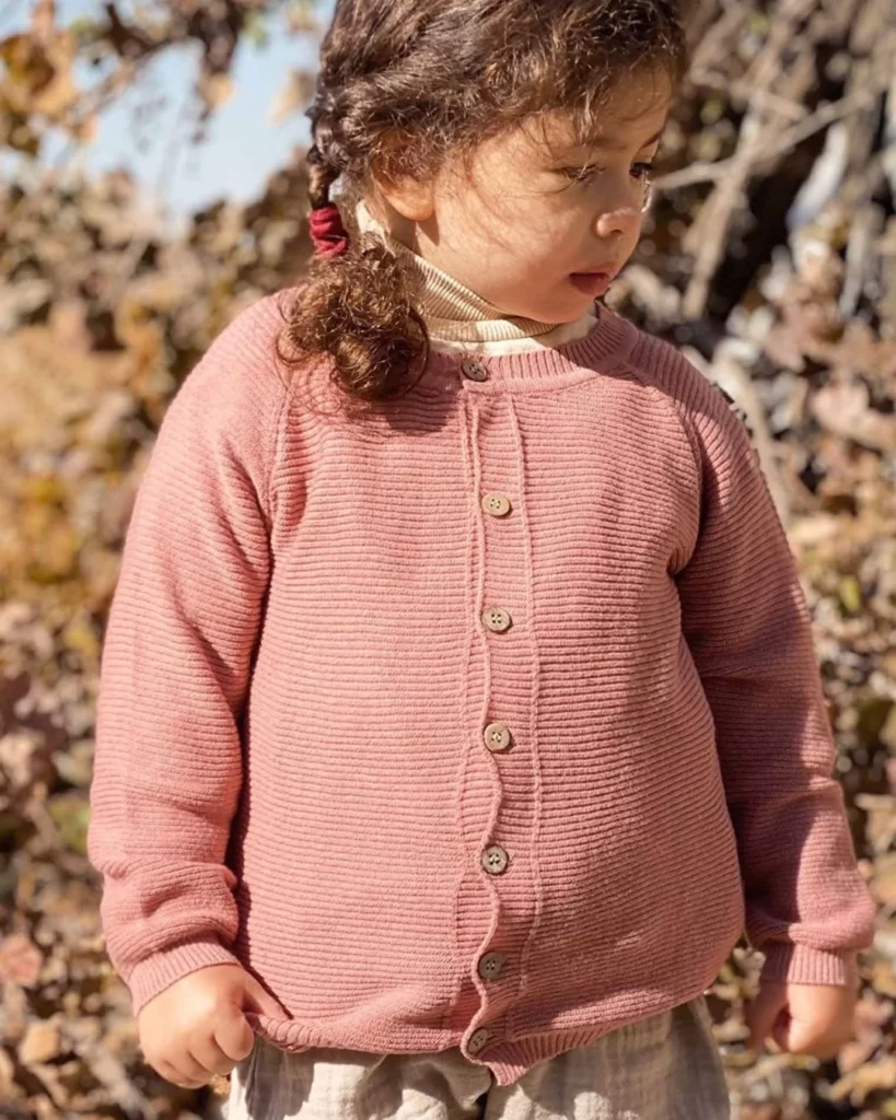 dzemper za bebe od trikotaze na zakopcavanje roze boje na devojcici