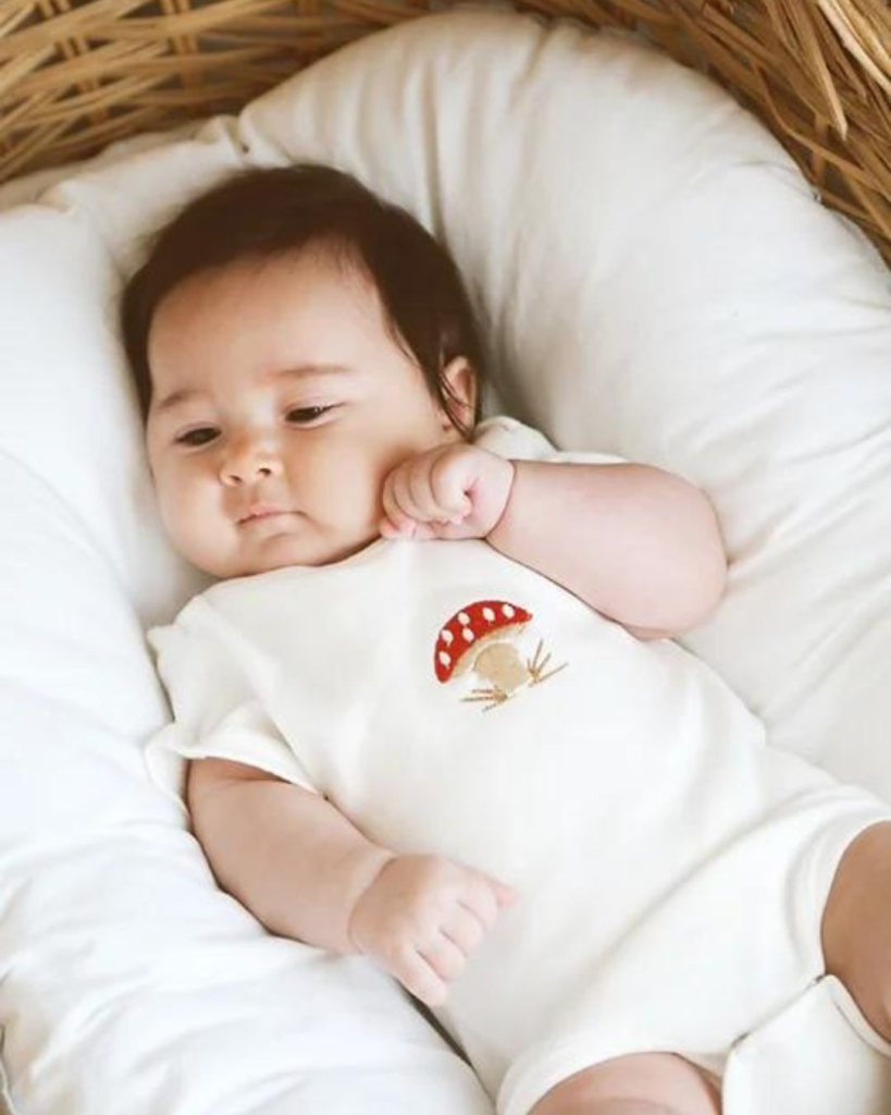 bodic za bebe sa kratkim rukavima bele boje sa vezom crvene pecurke na bebi