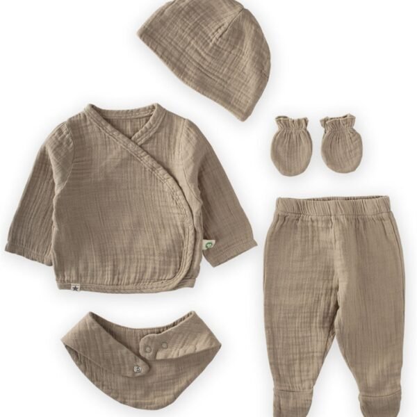 set za iznosenje bebe od muslina pesak boje bluzica na preklop pantalone kapa rukavice i portikla sa zakopcavanjem na dva nivoa