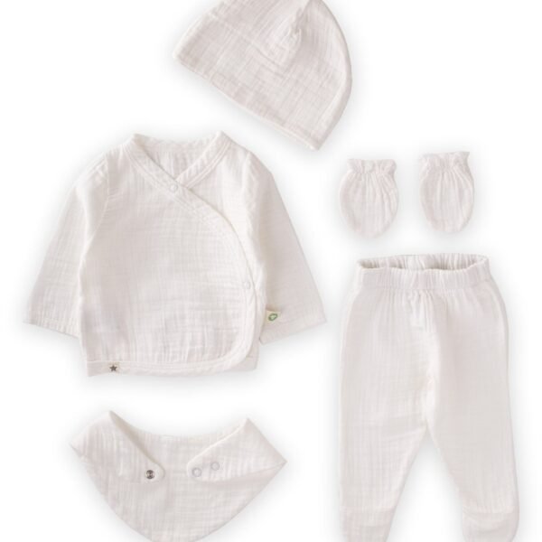 set za iznosenje bebe od muslina bele boje bluzica na preklop pantalone kapa rukavice i portikla sa zakopcavanjem na dva nivoa