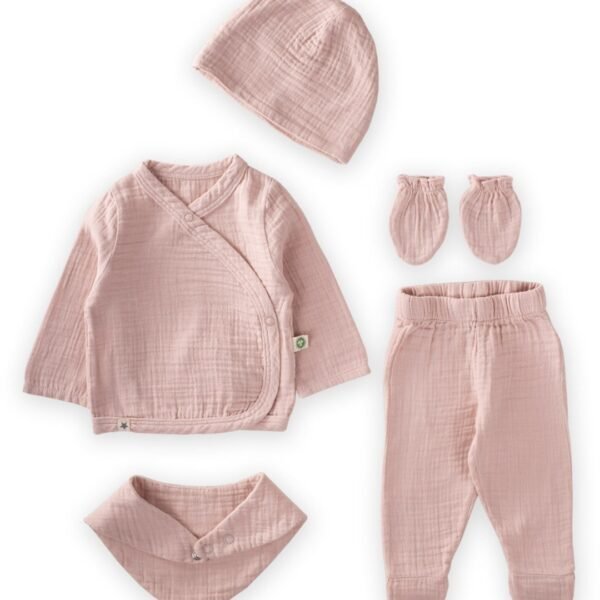 set za iznosenje bebe od muslina roze boje bluzica na preklop pantalone kapa rukavice i portikla sa zakopcavanjem na dva nivoa