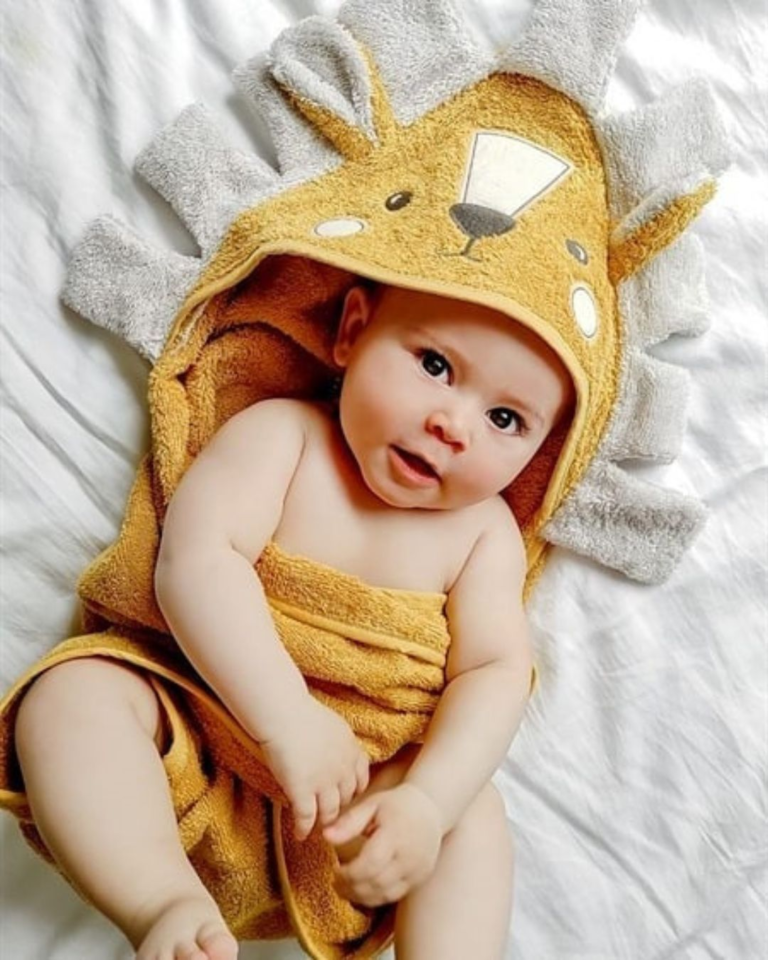 peskir za bebe sa usima i motivom lava oker boje sa grivom sive boje obavijen oko bebe