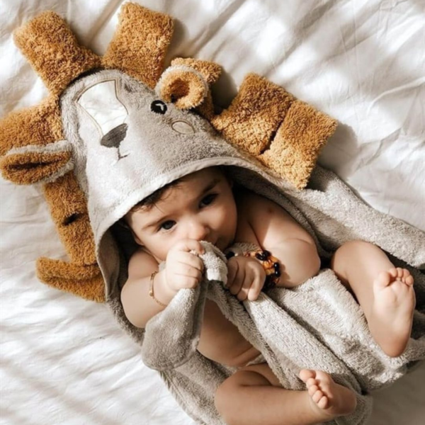 peskir za bebe sa usima i motivom lava sive boje sa grivom braon boje obavijen oko bebe
