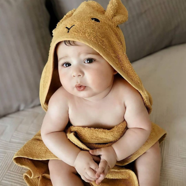 peskir za bebe sa usima i motivom zeke oker boje obavijen oko bebe