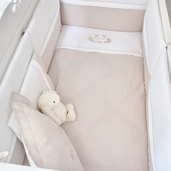 posteljina za bebe set od osam delova u kombinaciji bez i bele boje sa vezenim motivom zeca