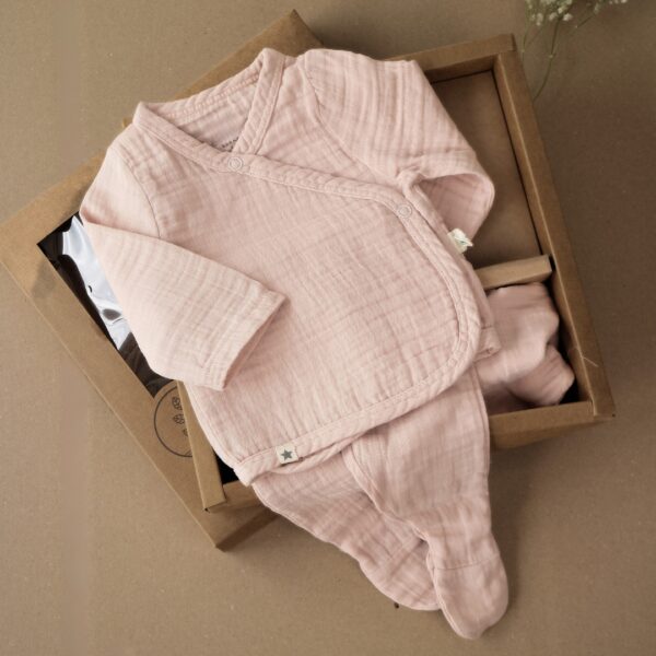 set za iznosenje bebe od muslina roze boje bluzica na preklop pantalone kapa rukavice i portikla sa zakopcavanjem na dva nivoa