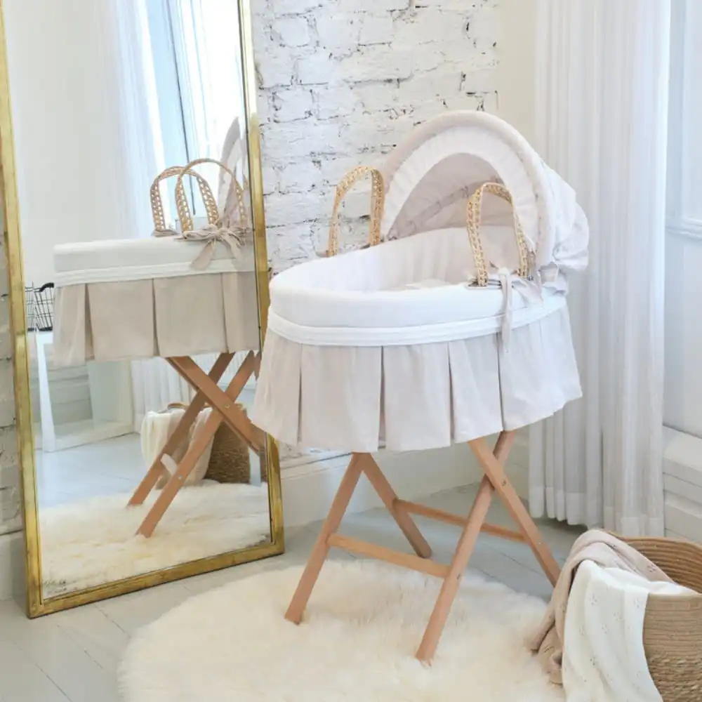 kolevka za bebe sa postoljem od pruca borovog drveta sa posteljinom u kombinaciji bez i bele boje sa motivom zeca u sobi