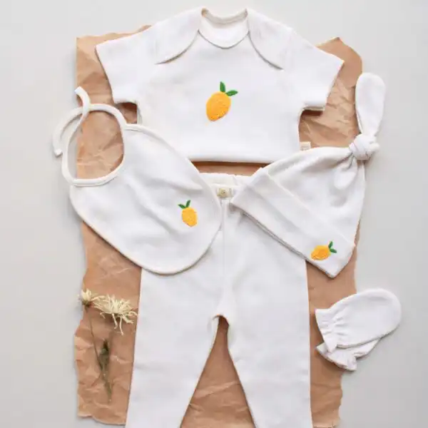 set za iznosenje bebe od pamuka sa kratkim rukavima beli set od cetiri dela sa vezenim motivom limuna