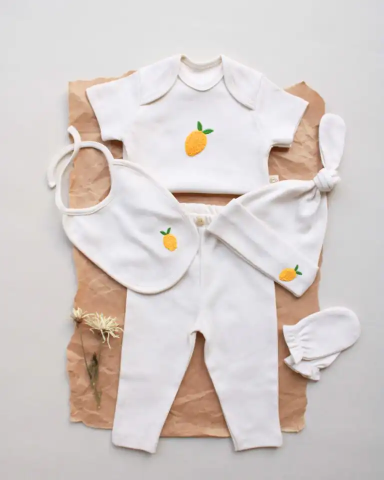 set za iznosenje bebe od pamuka sa kratkim rukavima beli set od cetiri dela sa vezenim motivom limuna