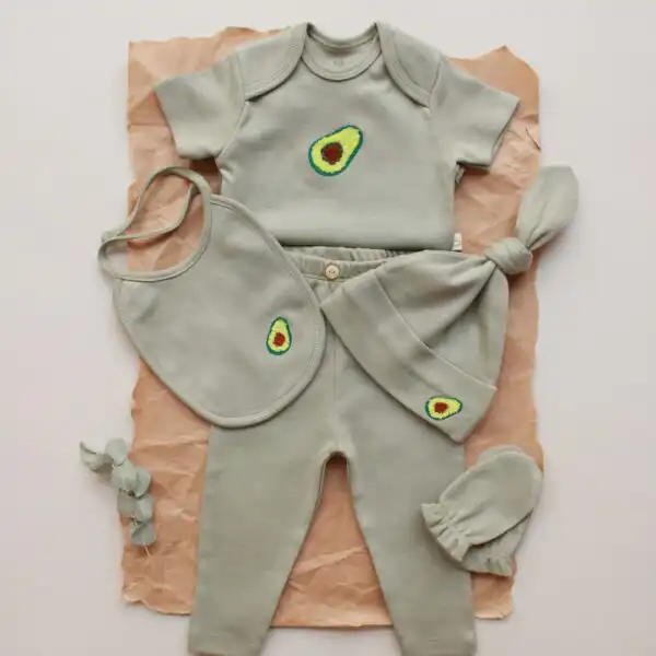 set za iznosenje bebe od pamuka sa kratkim rukavima zeleni set od cetiri dela sa vezenim motivom avokada