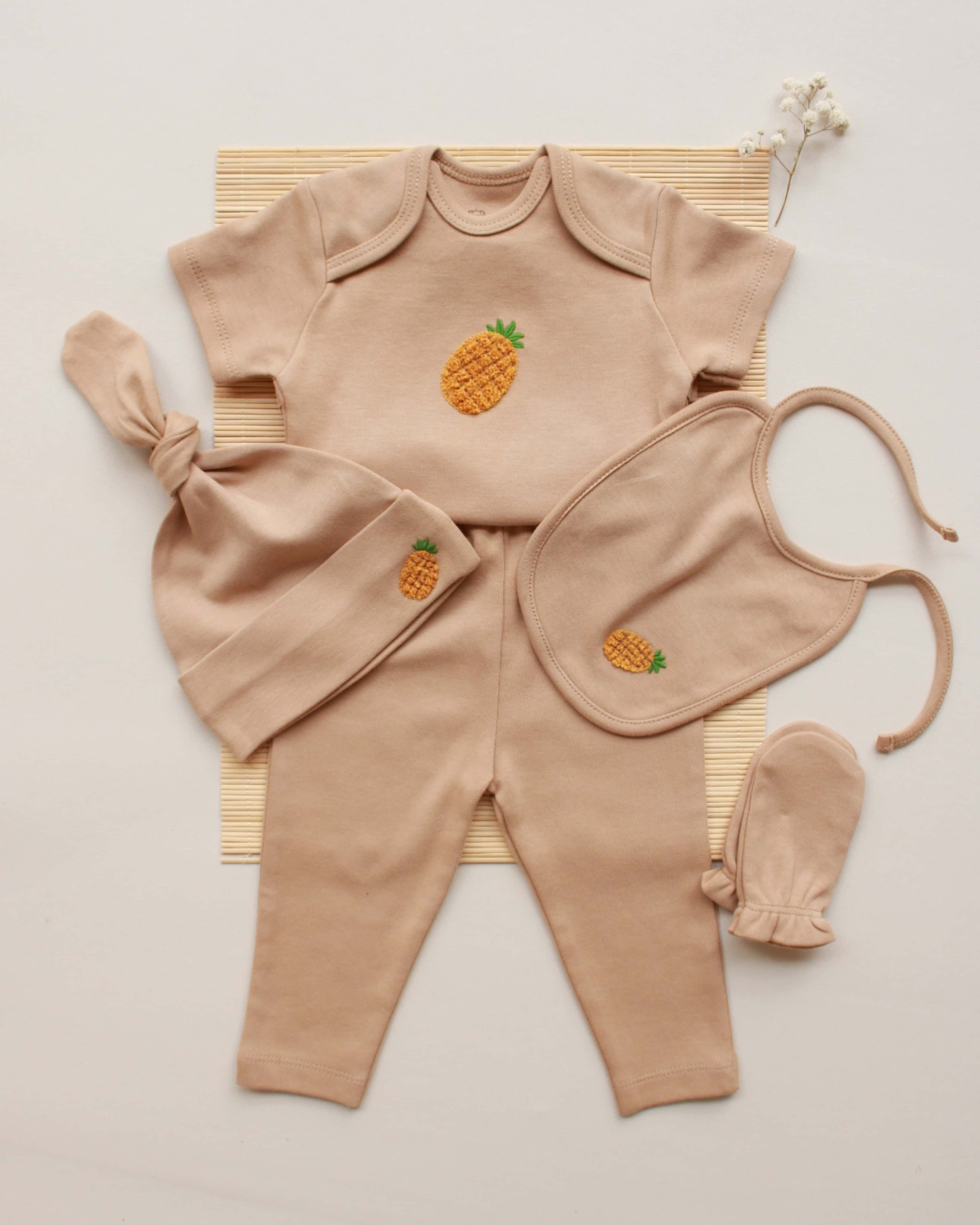 set za iznosenje bebe od pamuka sa kratkim rukavima bez set od cetiri dela sa vezenim motivom ananasa prikazan izbliza