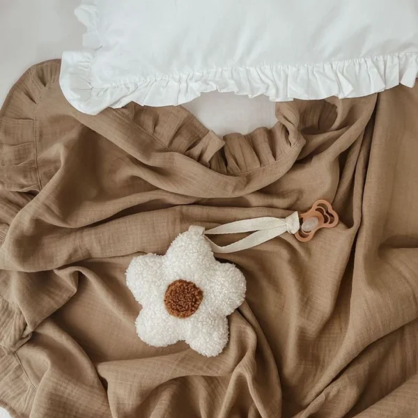 lancic za culu na vezivanje u obliku cveta bele boje od teddy materijala zavezana za cuclu