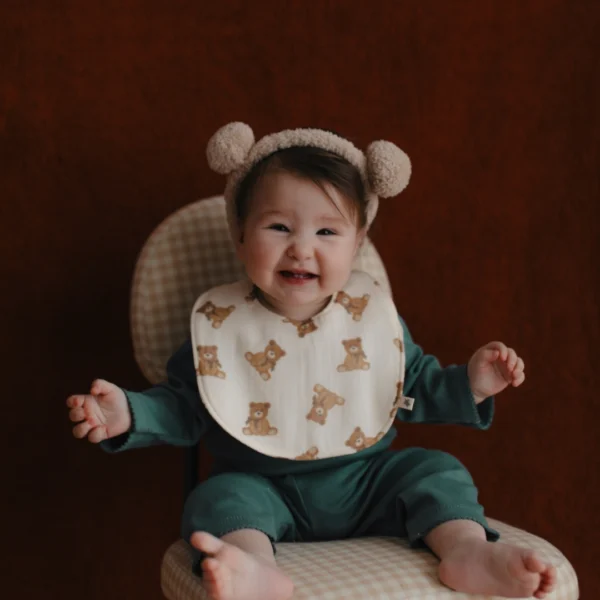 nepromociva portikla za bebe krem boje sa motivom mede na bebi na stolici