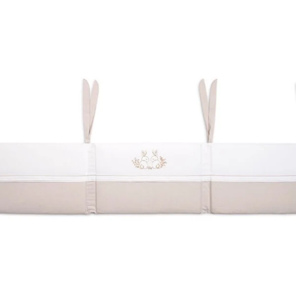 ogradica za krevetac u kombinaciji bez i bele boje sa vezenim motivom zeca prikazana na beloj pozadini