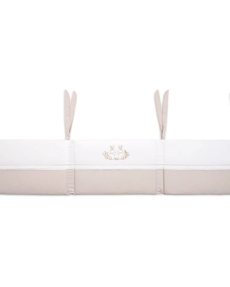 ogradica za krevetac u kombinaciji bez i bele boje sa vezenim motivom zeca prikazana na beloj pozadini