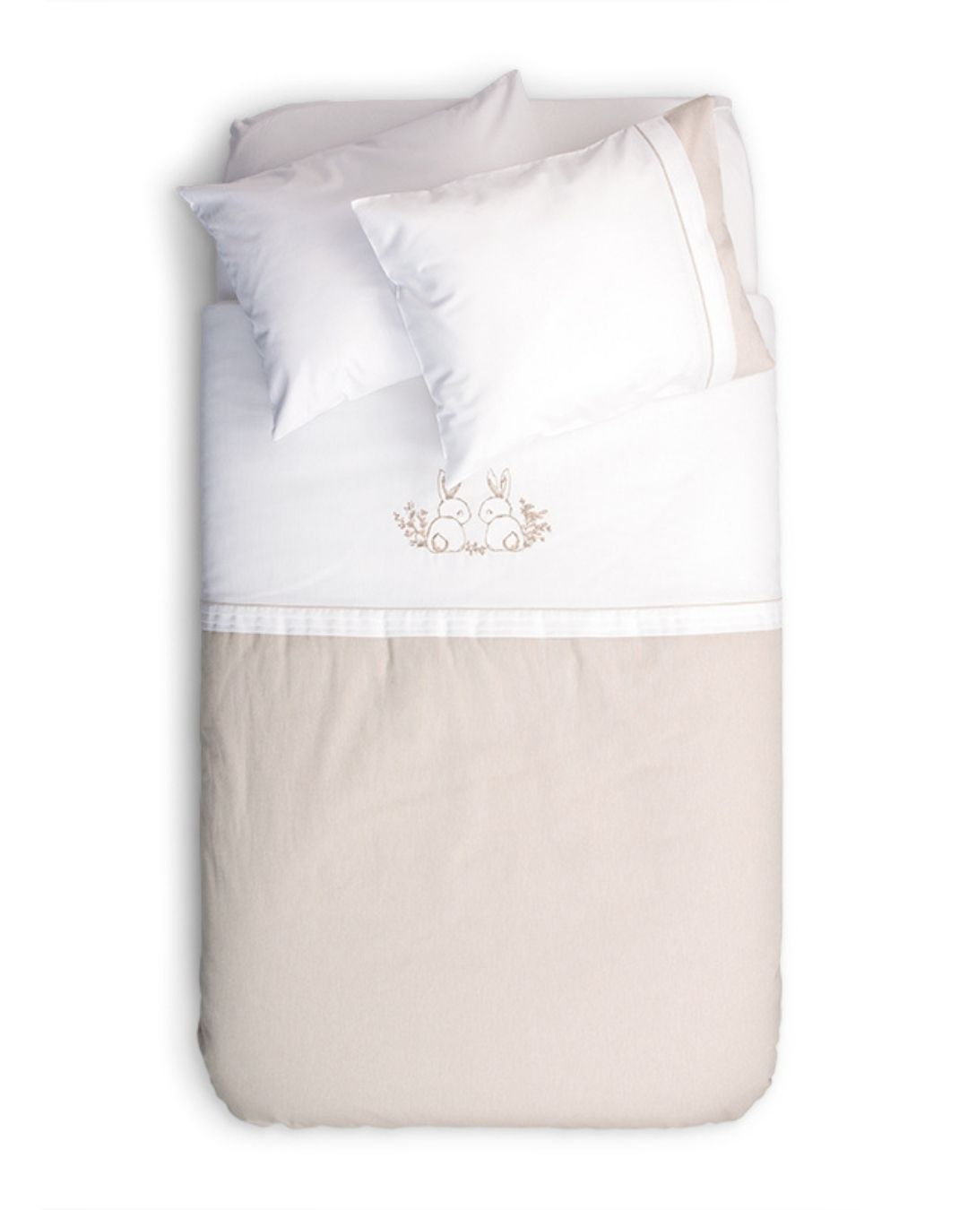 posteljina za bebe set od cetiri dela u kombinaciji bez i bele boje sa vezenim motivom zeca na beloj pozadini