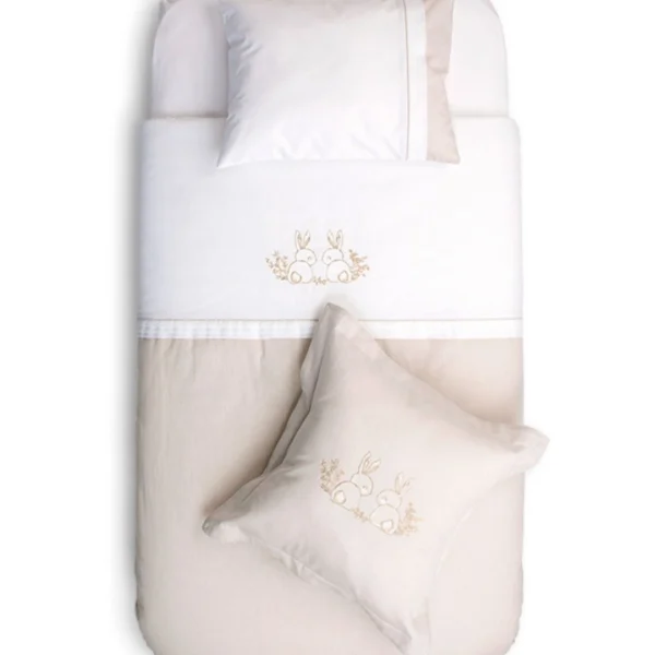 posteljina za bebe set od sedam delova u kombinaciji bez i bele boje sa vezenim motivom zeca na beloj pozadini