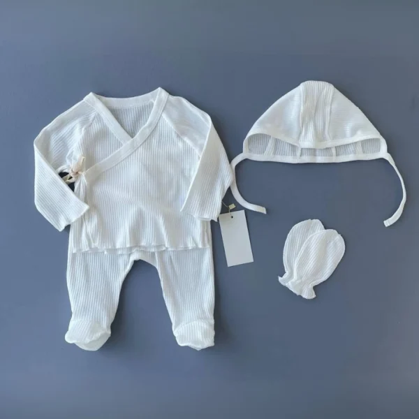 set za iznosenje bebe bluzica na preklop sa vezivanjem pantalone kapa na vezivanje i rukavice od rebrastog pamuka bele boje