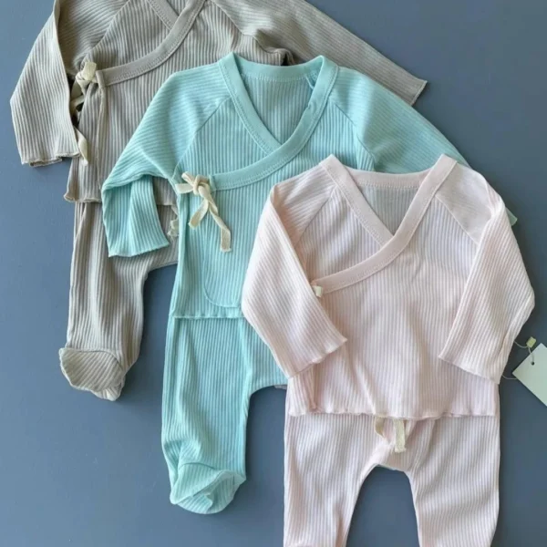 set za iznosenje bebe bluzica na preklop sa vezivanjem pantalone kapa na vezivanje i rukavice od rebrastog pamuka u bojama pesak roze i mint