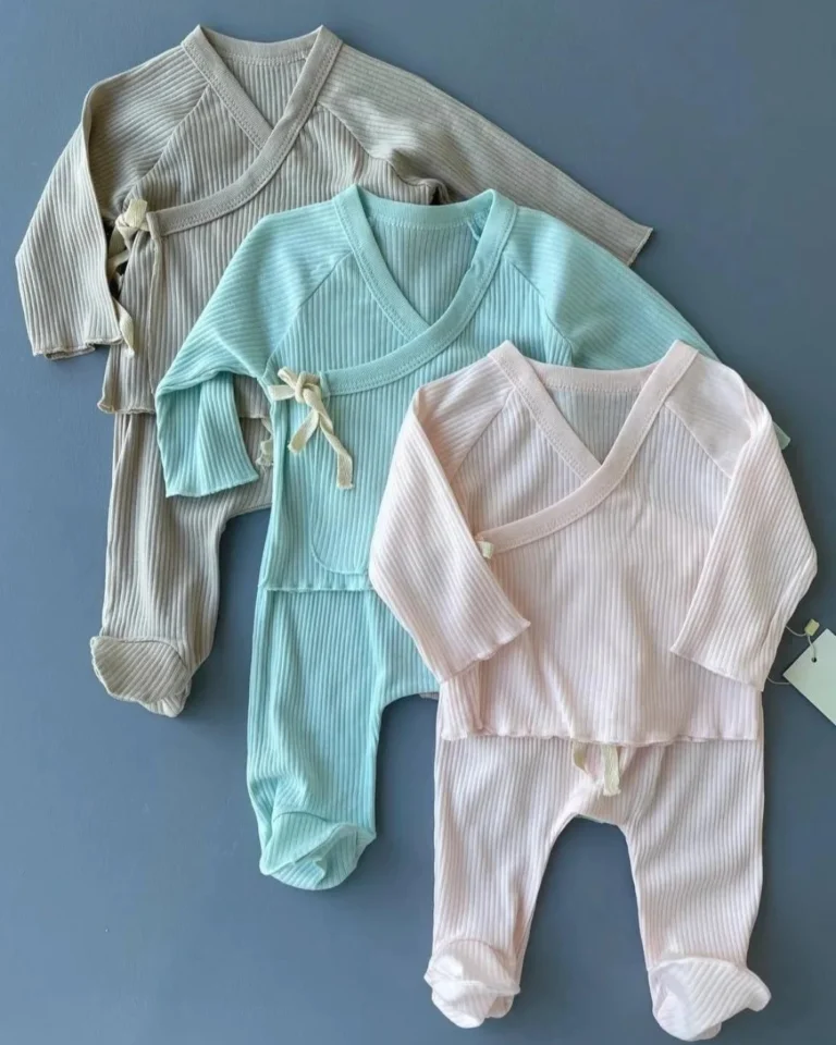 set za iznosenje bebe bluzica na preklop sa vezivanjem pantalone kapa na vezivanje i rukavice od rebrastog pamuka u bojama pesak roze i mint