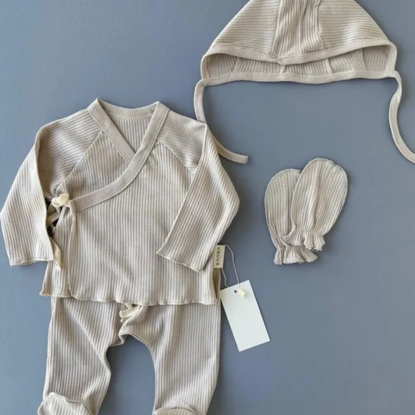 set za iznosenje bebe bluzica na preklop sa vezivanjem pantalone kapa na vezivanje i rukavice od rebrastog pamuka pesak boje