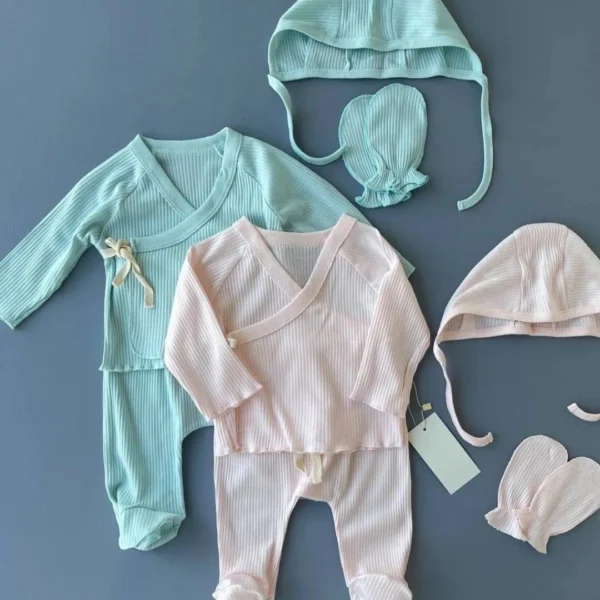 set za iznosenje bebe bluzica na preklop sa vezivanjem pantalone kapa na vezivanje i rukavice od rebrastog pamuka u bojama mint i roze