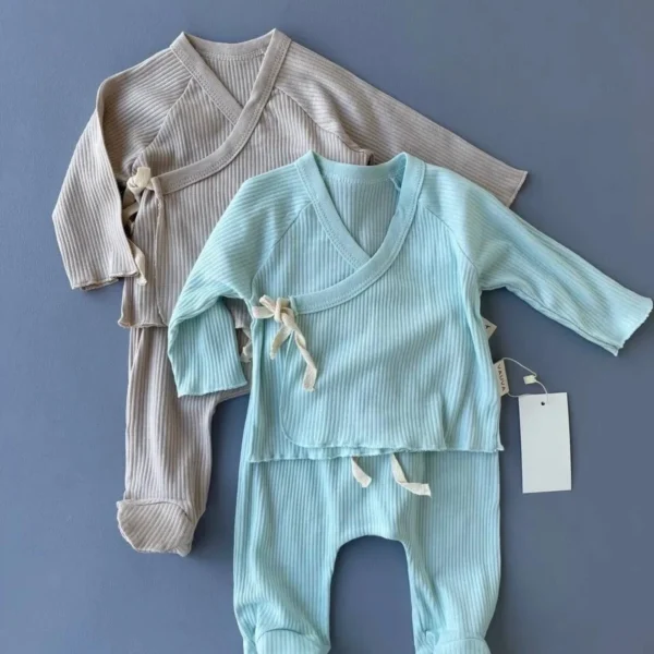 set za iznosenje bebe bluzica na preklop sa vezivanjem pantalone kapa na vezivanje i rukavice od rebrastog pamuka u bojama mint i pesak