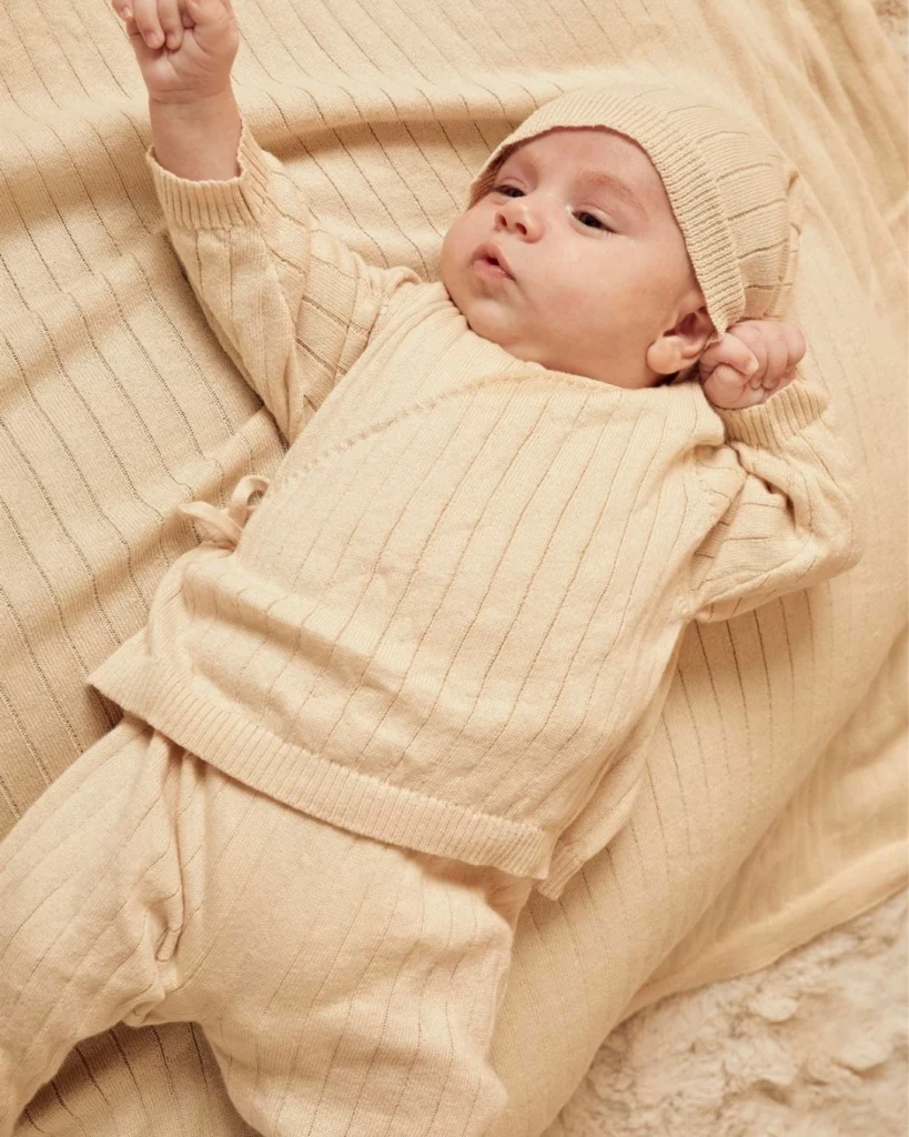 set za iznosenje bebe iz porodilista od trikotaze dezena na linije bez boje bluzica na preklop sa vezivanjem pantalone kapa na bebi u cebencetu