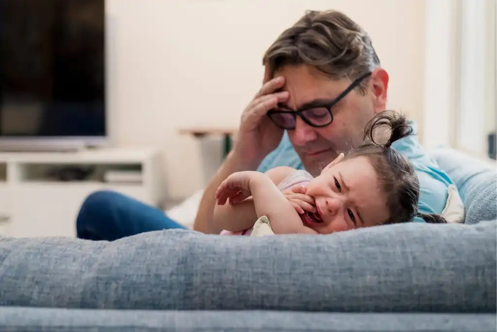 tantrumi kod dece otac zabrinut zbog devocice koja je u stanju tantruma