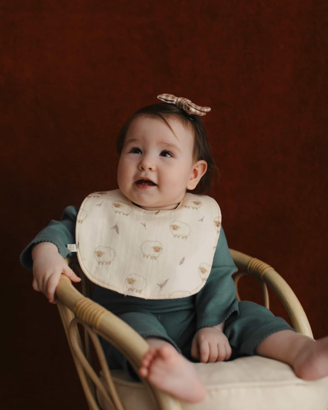 nepromociva portikla za bebe krem boje sa motivom jagnjeta na bebi na stolici