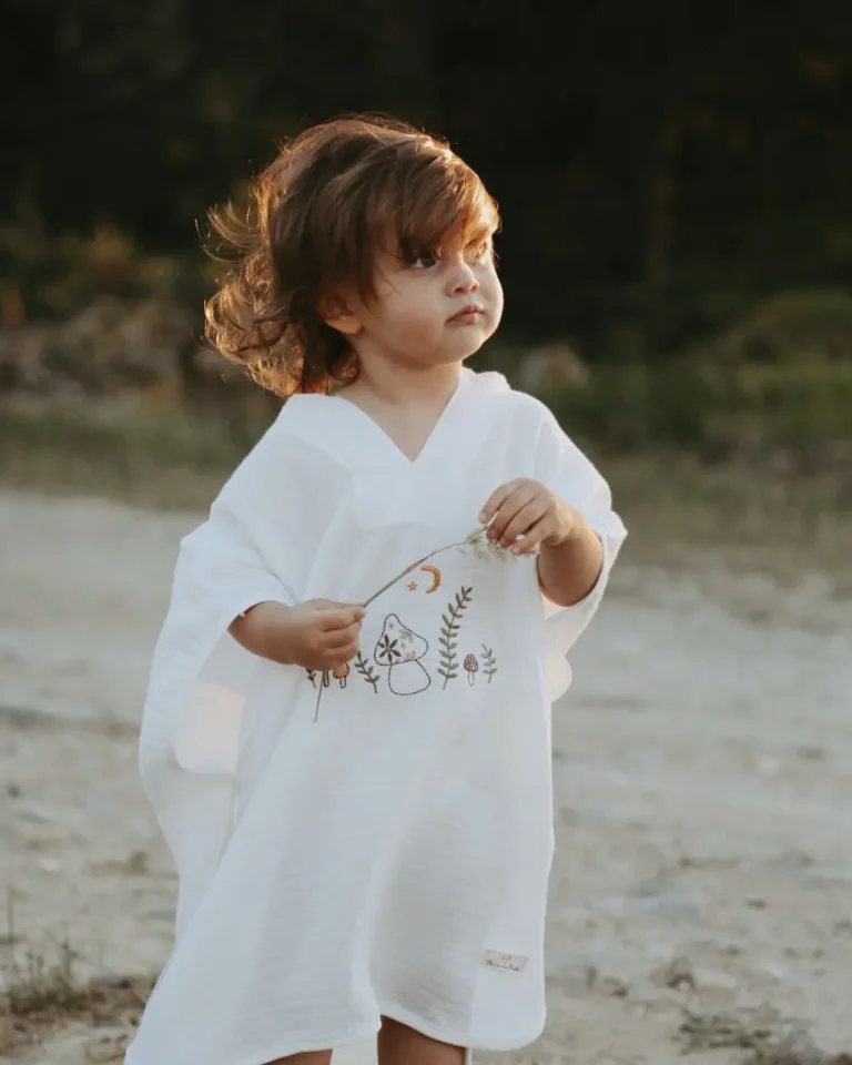ponco za plazu za decu i bebe u beloj boji na decaku uzrasta 3 i po godine