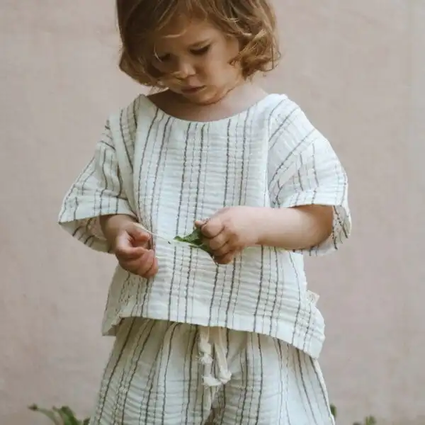 Komplet za dečake i devojčice od muslina na štrafte krem boje sa braon tankim straftama na decaku