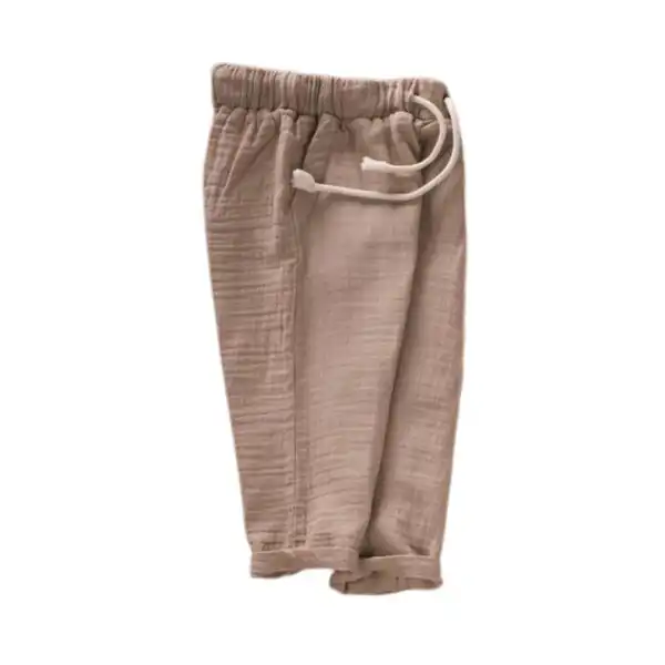 pantalone od muslina braon boje na beloj pozadini