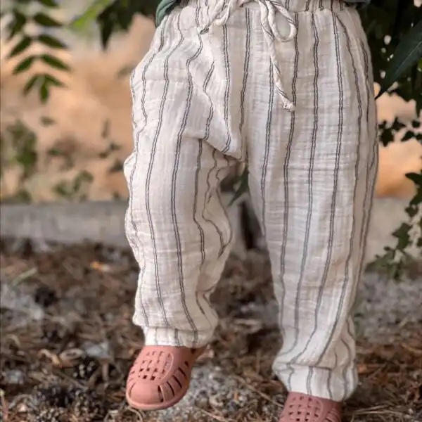 pantalone na strafte krem boje na strafte na detetu