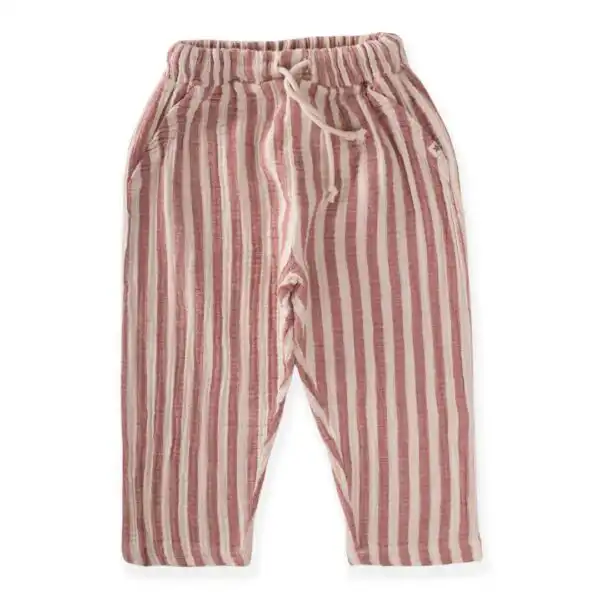 pantalone na strafte crvene boje na beloj pozadini