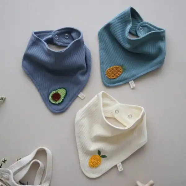 portikle za bebe od pamuka plava portikla sa vezenim motivom avokada bela sa motivom limuna i tirkizna sa vezenim motivom ananasa