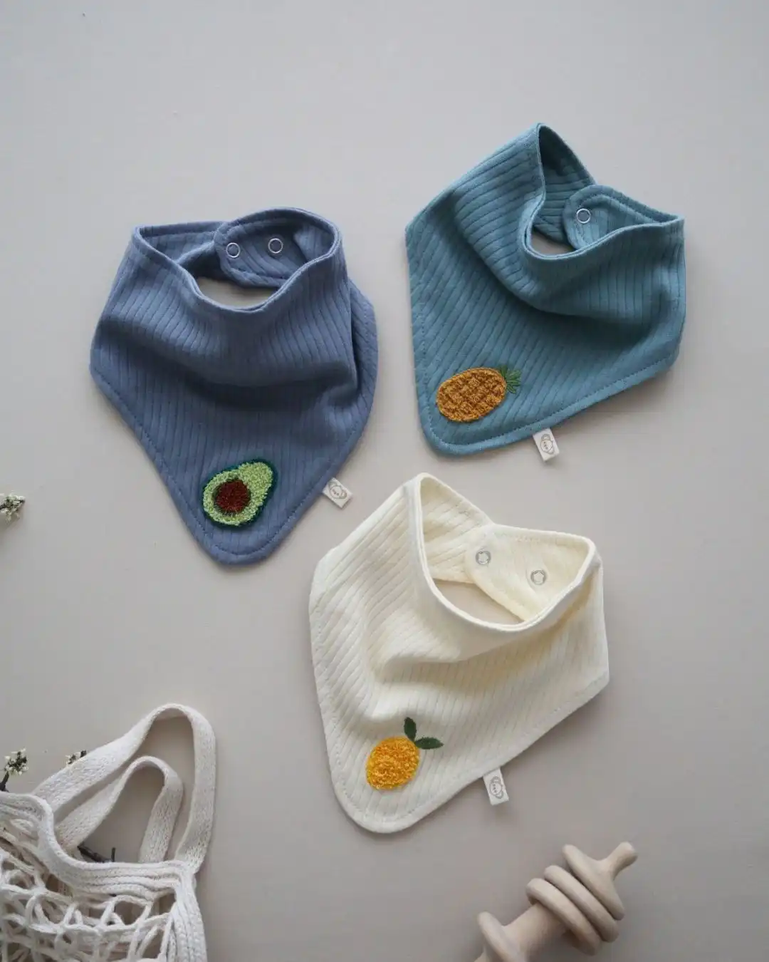 portikle-za-bebe-sa-motivima-voca (3) portikle za bebe od pamuka plava portikla sa vezenim motivom avokada bela sa motivom limuna i tirkizna sa vezenim motivom ananasa