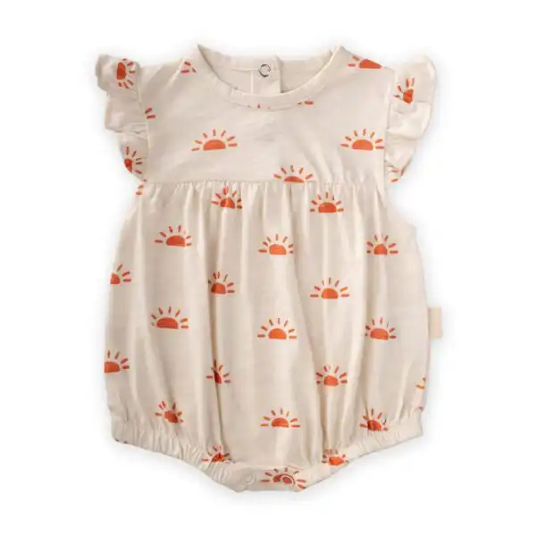 romper kratkih rukava sa risevim na rukavima krem boje sa dezenom crvenog sunca na beloj pozadini