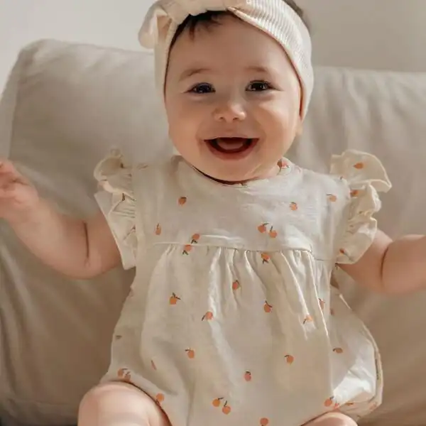 romper sa risevima na rukavima sa motivom pomorandze na bebi