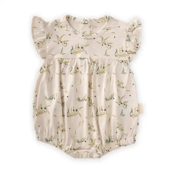 romper kratkih rukava sa risevim na rukavima krem boje sa dezenom masline na beloj pozadini