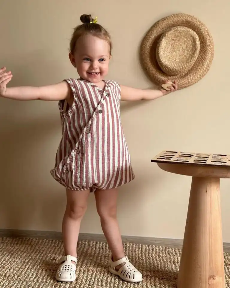 romper za bebe od muslina na zakopcavanje na strafte boje cigle na devojcici