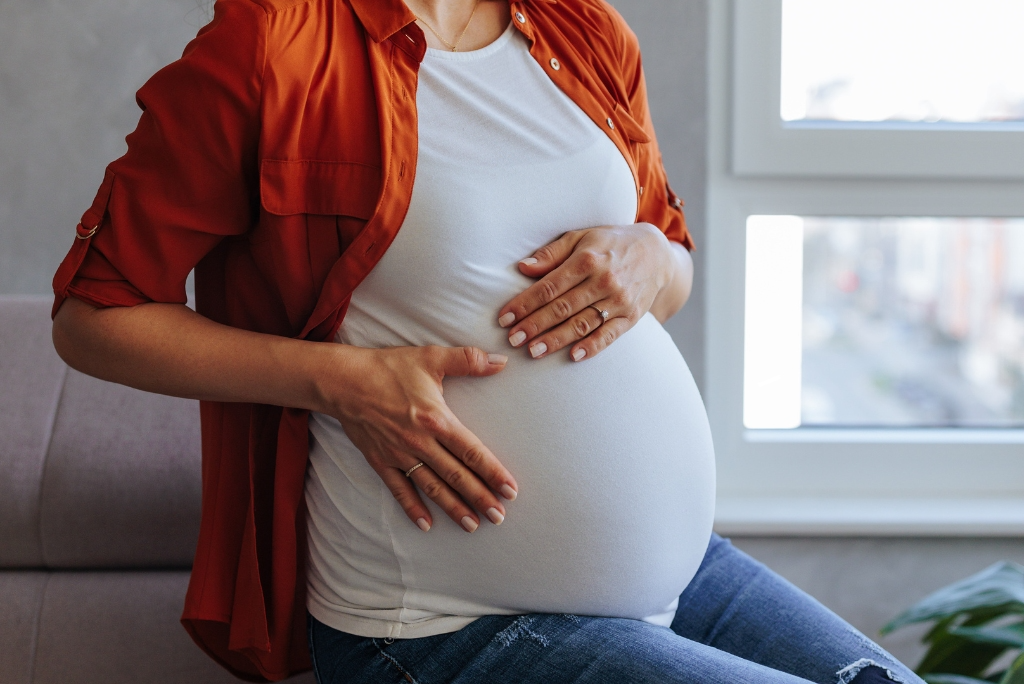 strah od porodjaja trudnica sedi na kaucu