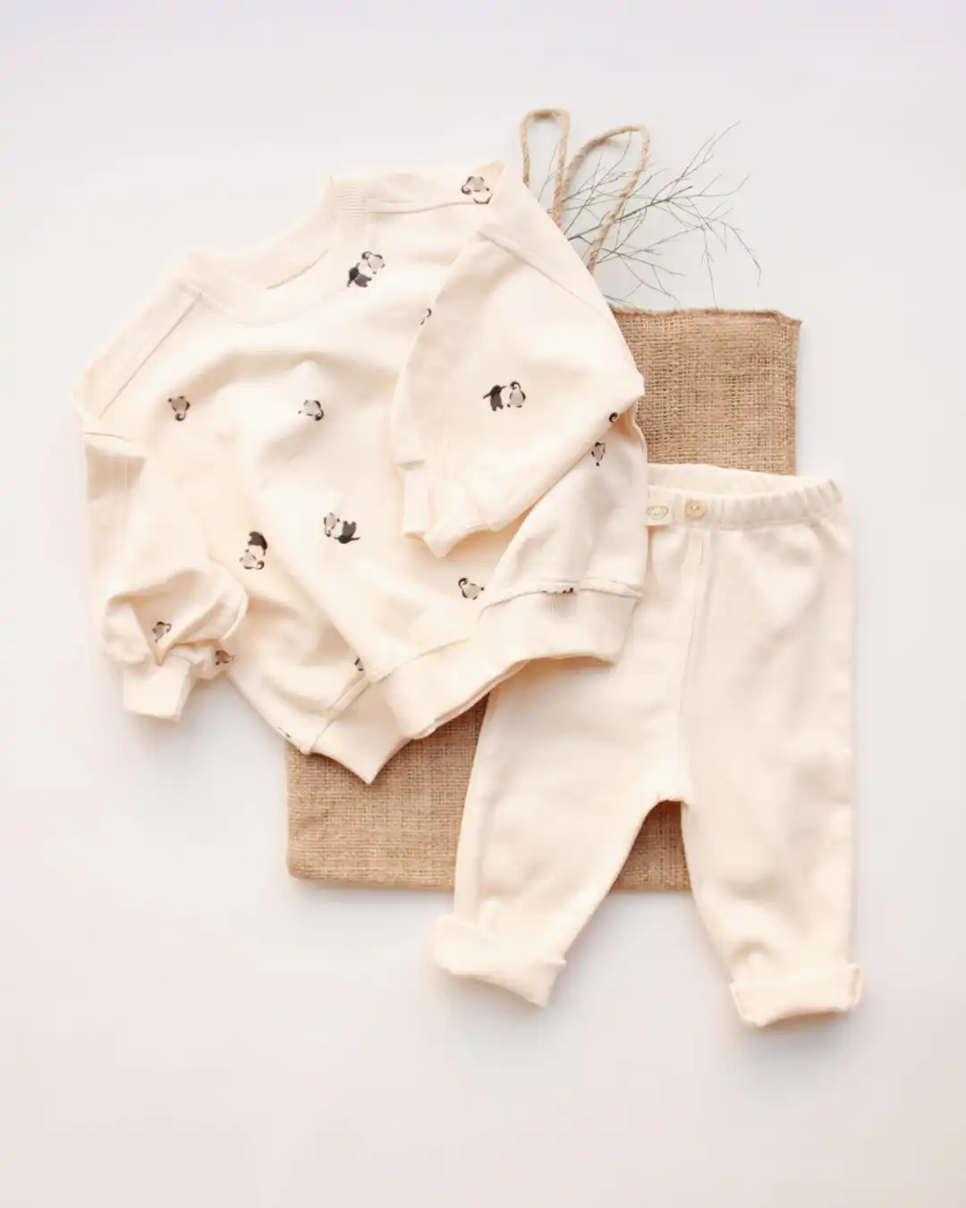 komplet trenerka sa printom pingvina krem boja