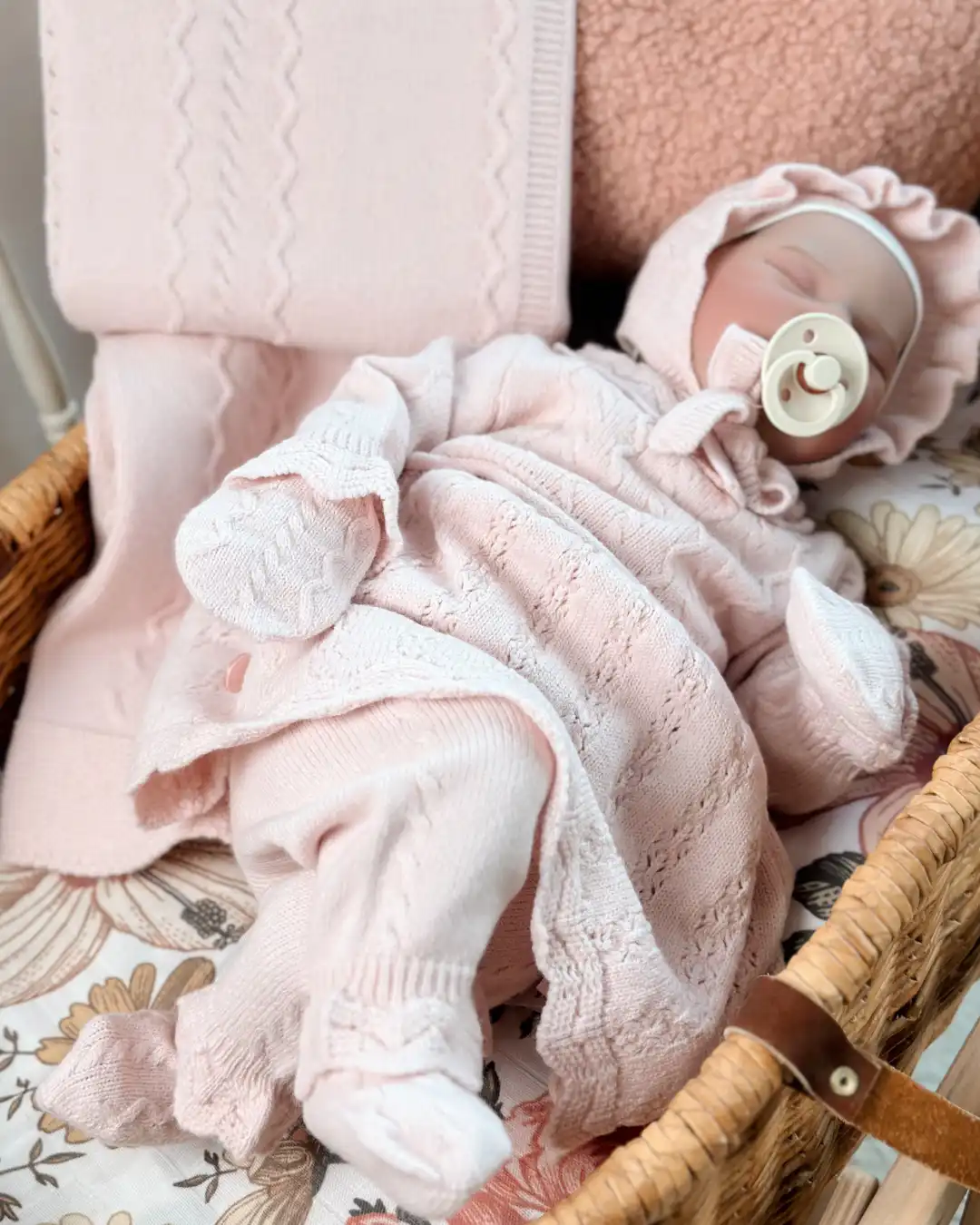 komplet-za-izlazak-iz-porodilista-za-bebe-devojcice-gown-8-1 komplet za izlazak iz porodilista za bebe devojcice od merino vune u kombinaciji roze boje osam delova