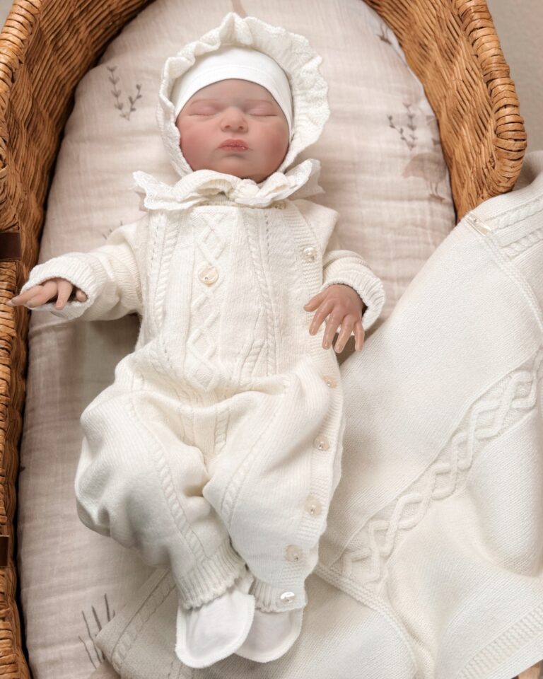 set za iznosenje bebe iz bolnice od 7 delova u bež boji na bebi