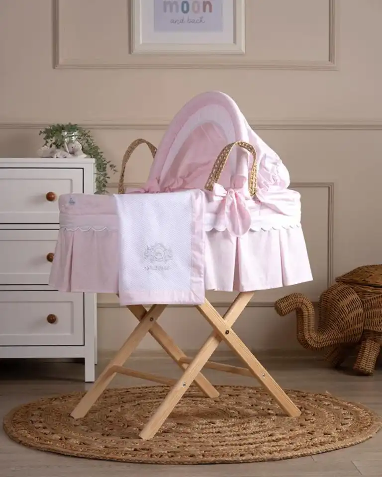 kolevka za bebe sa postoljem od pruca borovog drveta sa posteljinom roze boje sa natpisom na prekrivac deluxe princess